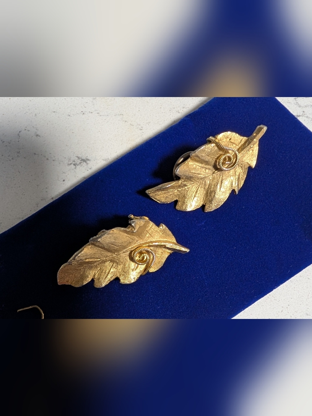 Vintage BSK Signed Gold Leaf Clip-On Earrings - Gold Tone Stunning Jewelry